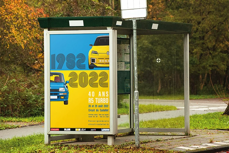 visuel de présentation de l'affiche 40 ans de la R5 Turbo dans un présentoir à affiche dans la rue - Kyōru Agence web créative