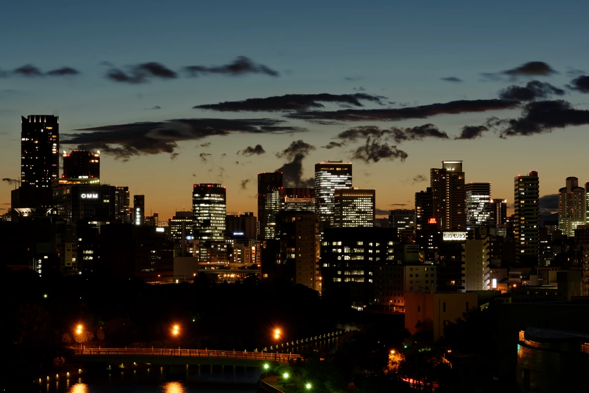 Photographie des immeubles d'Osaka au crépuscule - Kyōru Agence web créative