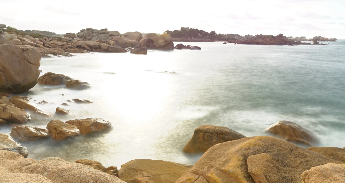 photographie de la page de Ploumanac en Bretagne - Kyōru Agence web créative